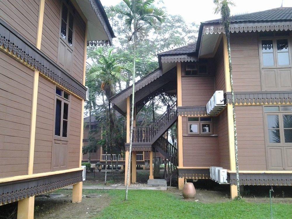Green Village Pasir Salak Eco River Resort Kampung Gajah  Exterior photo